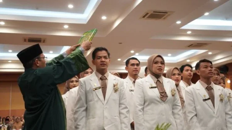 Lulus 100 Persen, 40 Apoteker Baru Unram Siap Mengabdi di Dunia Kesehatan