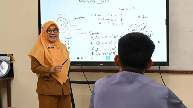 Kemendikdasmen Dorong Digitalisasi Sekolah lewat Interactive Flat Panel