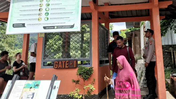 Polisi Ingatkan Wisatawan Patuhi Aturan dan Jaga Kelestarian Air Terjun Senaru