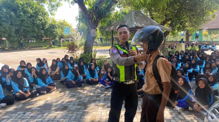 Dari Knalpot Brong hingga Jalan Licin, Ini yang Ditanyakan Siswa kepada Polisi