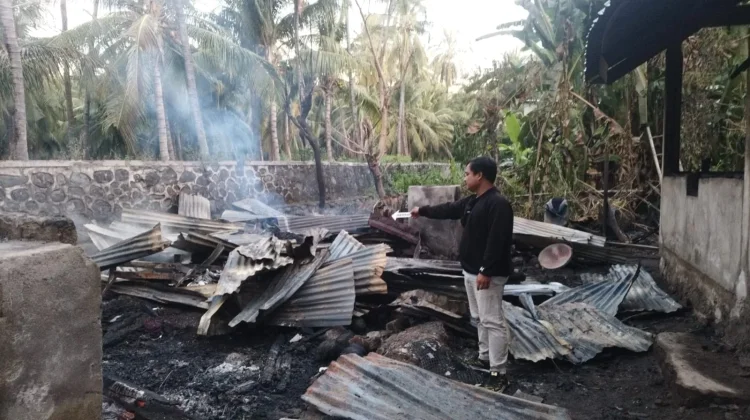 Polsek Bayan Bergerak Cepat Tangani Kebakaran Dua Rumah di Sukadana