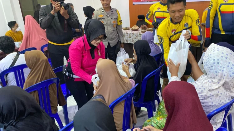 Gowes Kamtibmas Dibalut Aksi Sosial, Kapolres Bantu Warga Membutuhkan