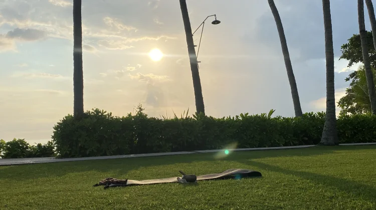 Manfaat Berlatih Yoga di Tepi Pantai