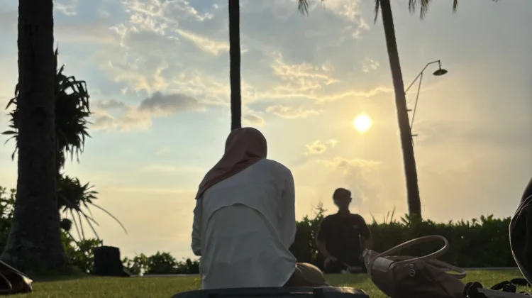 Makna Pose dalam Yoga di Tepi Pantai yang Terinspirasi dari Laut