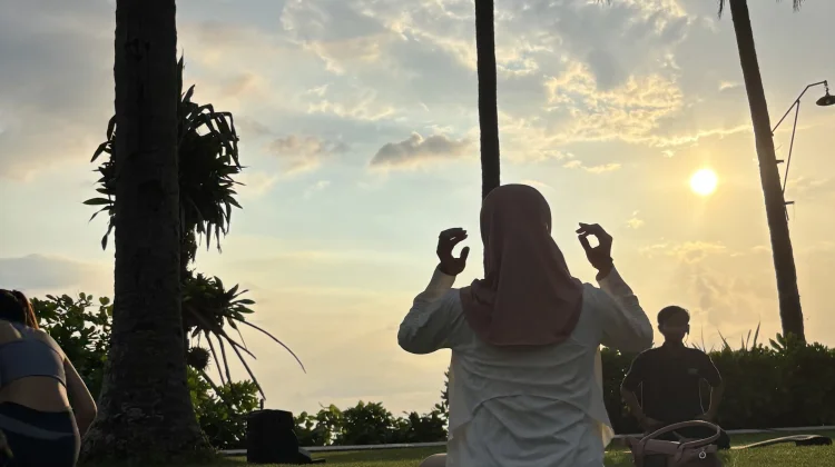 Ini Tips Berlatih Yoga di Tepi Pantai