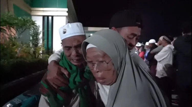 Tangis Haru Sambut Kepulangan 393 Jemaah Haji Kloter Pertama Embarkasi Lombok