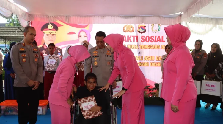 Berbagi Kepedulian, Kapolda NTB  Bagikan Sembako dan Santunan di Polres Bima Kota
