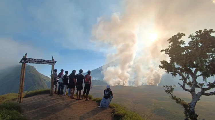 Bukit Savana Propok di Kawasan Rinjani Terbakar