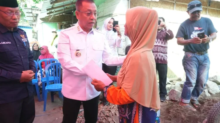 Wali Kota Bima Serahkan Bantuan Bedah Rumah di Kelurahan Paruga