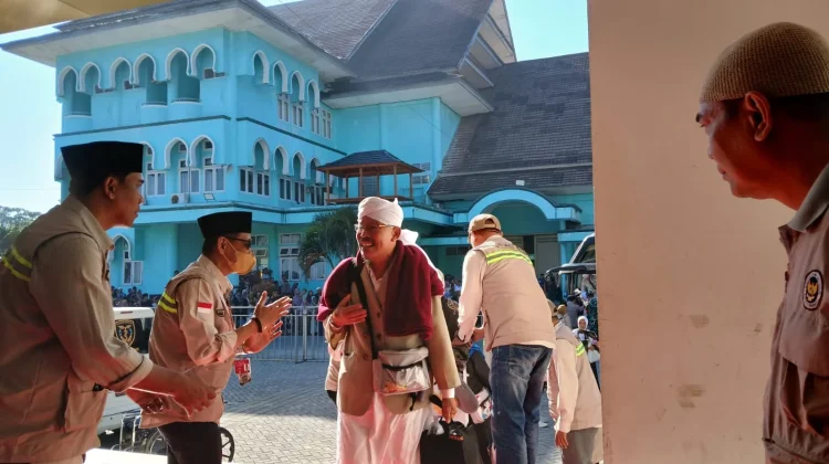 393 Jemaah Haji Lombok Tengah Kloter 2 Pulang, Tiba Sehat di Tanah Air