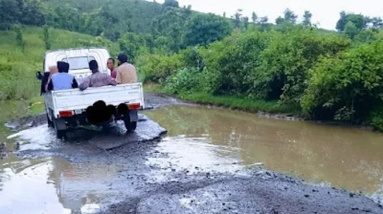Akses Jalan Kabupaten Banyak yang Rusak