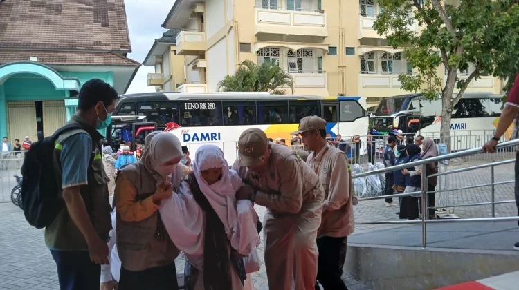 393 Jemaah Haji Kloter 3 Lombok Barat Kembali ke Tanah Air dalam Keadaan Sehat