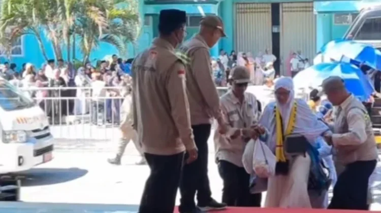 Jemaah Haji Kloter 5 Kota Mataram Tiba di Asrama Haji Lingkar Selatan