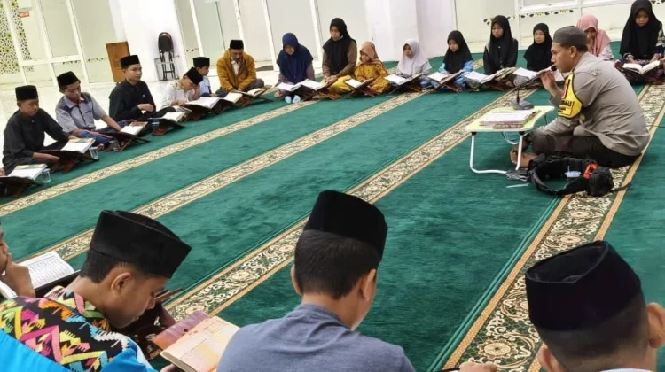 Berantas Buta Aksara Al-Qur’an, Bhabinkamtibmas Polres Bima Aktif Ajar Ngaji Warga