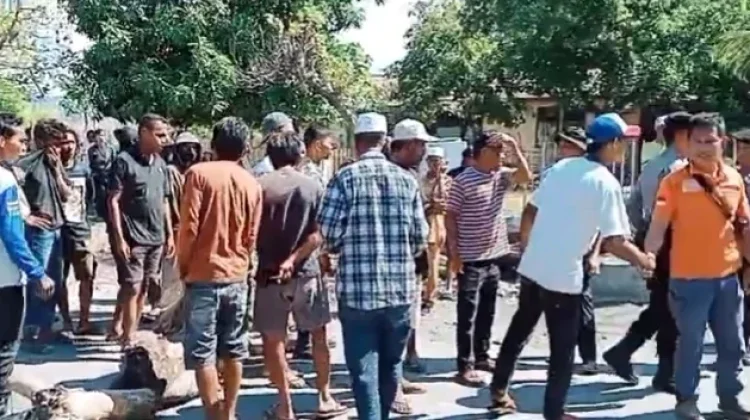 Warga Wora Tutup Jalan, Minta Aparat Tangkap Pelaku Pembunuhan
