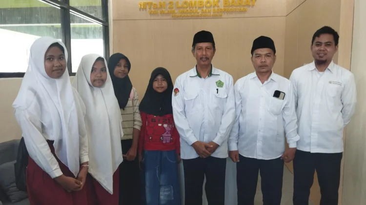 Ratusan Pendaftar MTsN 2 Lobar Membeludak, Keluarga Kurang Mampu Jadi Perhatian