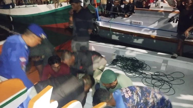 Personil Satpolairud Polres Lombok Timur Tangani ABK Meninggal Dunia