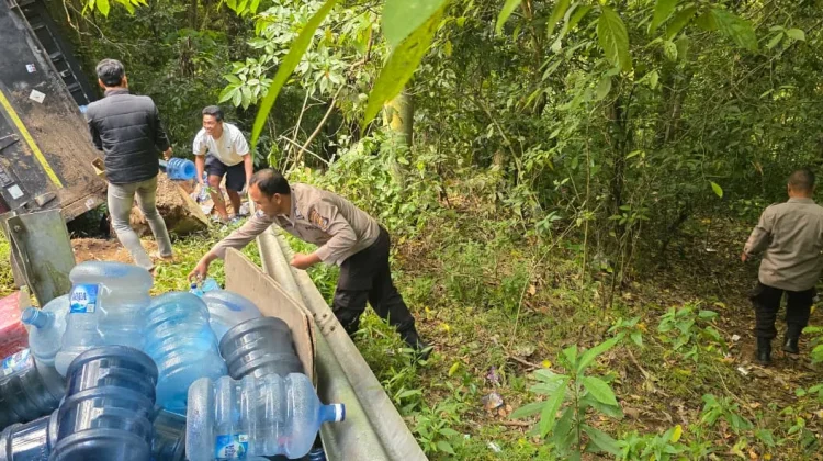 Truck  Air Kemasan Alami Kecelakaan Tunggal di Sembalun