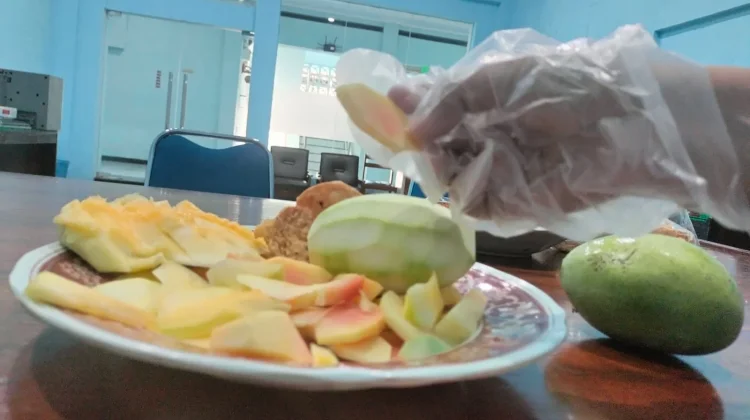 Sarung Tangan Plastik saat Makan Belum Tentu Lebih Higienis