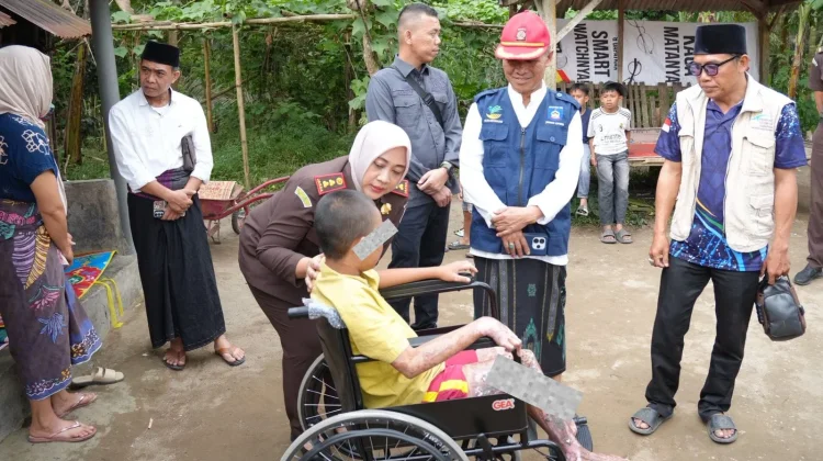 Santri Korban Luka Bakar di Loteng Terima Bantuan Kursi Roda