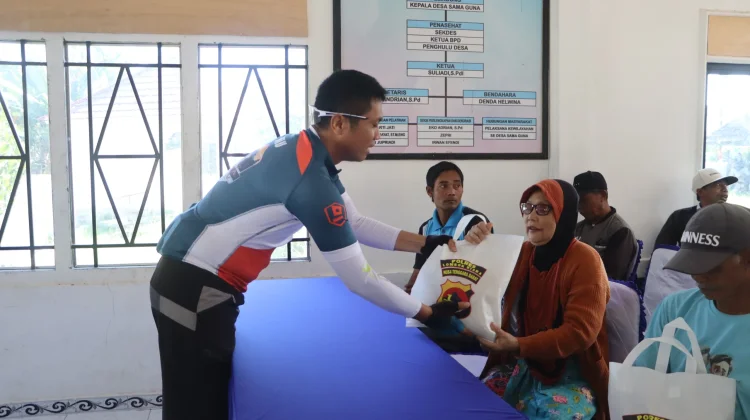 40 Lansia Desa Samaguna Terima Bantuan dan Layanan Kesehatan dari Polres Lotara