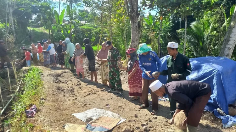 TNI dan Warga Gotong Royong Bangun Jembatan Armco di Aik Bual
