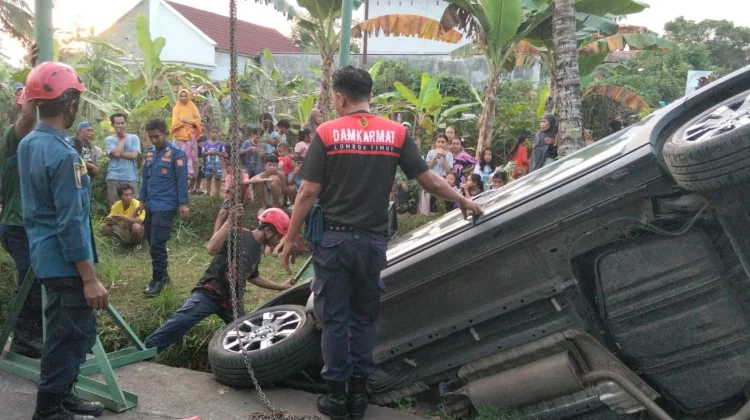 Hindari Anak Kecil, Mobil Masuk ke Sungai di Montong Gading