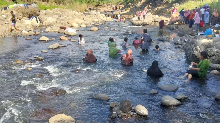 Hemat Ditengah Tekanan Ekonomi, Warga Dompu Pilih Wisata Sungai Gratis