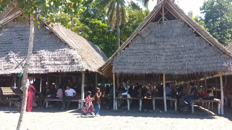 Pantai Labuhan Haji Ramai Dikunjungi Wisatawan