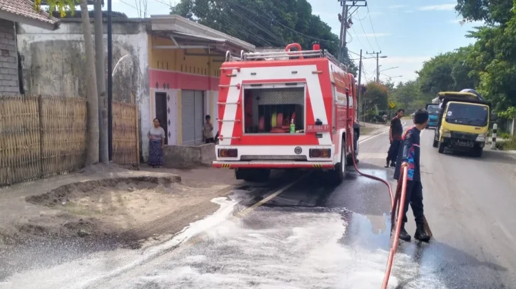 Berpotensi Membahayakan, Damkarmat Lotim Sigap Tangani Tumpahan Solar di Jalan