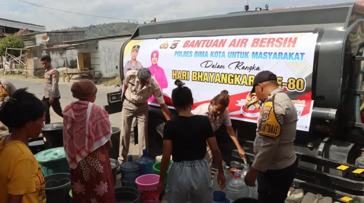 Polres Bima Kota  Distribusikan Bantuan Air Bersih untuk Warga