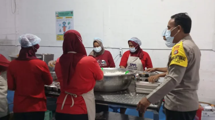 Dukung Generasi Sehat, Bhabinkamtibmas Monitoring Operasional SPPG di Bolo