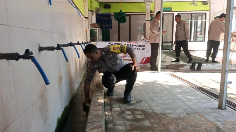 Semangat Pengabdian Bhayangkara, Polisi Bersihkan Tempat Ibadah dan Lingkungan