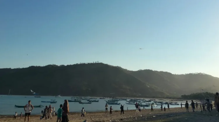 Pantai Mandalika, Lokasi Favorit Menikmati Sunset Bersama Keluarga