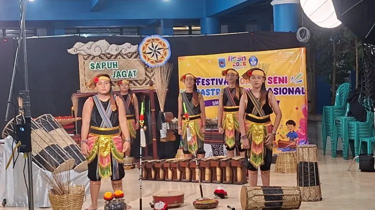 SMPN 15 Mataram Angkat Pesan Pelestarian Alam lewat Karya Musik Tradisional FLS3N