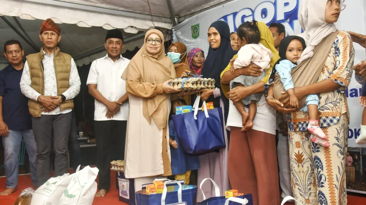 Ngopi Bareng Warga Wawo, Bupati dan Wabup Salurkan Bantuan