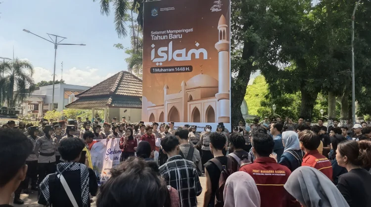 Geruduk Kantor Gubernur NTB, Mahasiswa Desak Evaluasi Program MBG