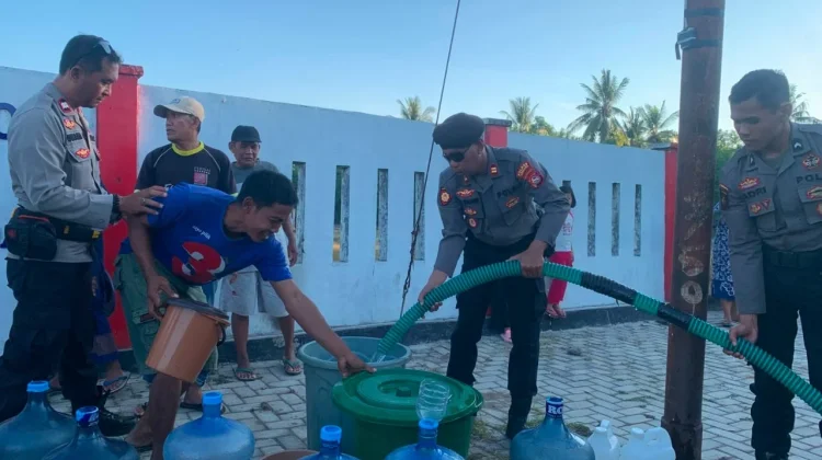 Labuhan Badas Kekeringan, Polisi Salurkan Air Bersih
