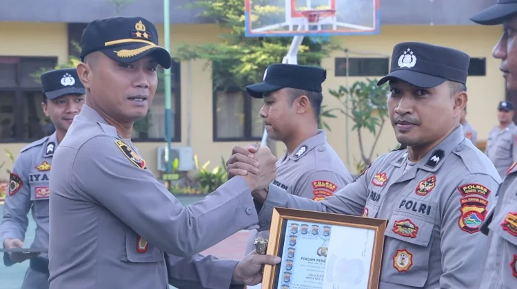 Kapolres Lombok Utara Beri Penghargaan kepada 20 Personel Berprestasi