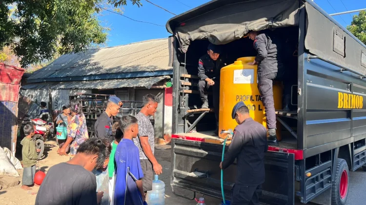 Sambut Hari Bhayangkara ke-80, Sat Brimob Polda NTB Salurkan Air Bersih di Bima