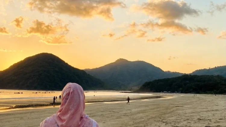 Eksotisme Selong Belanak: Surga Surfing Berpagar Bukit di Lombok