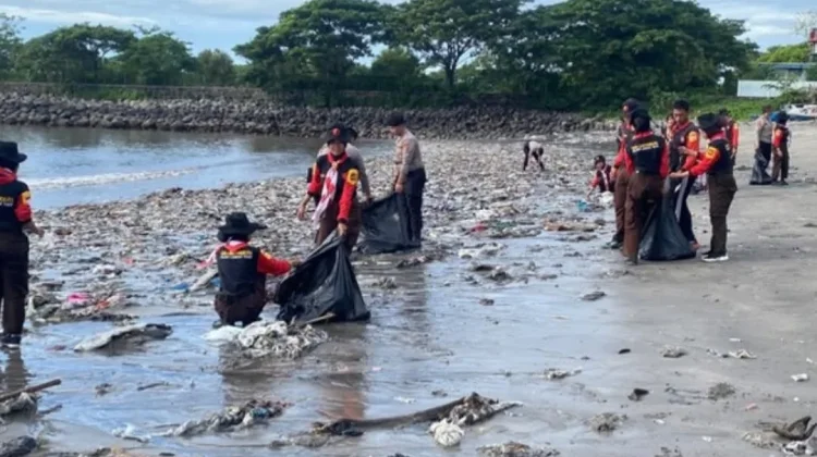 Polres Lombok Timur Bersihkan Pantai Sambut Hari Bhayangkara Ke-80