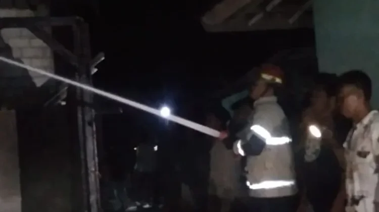 Damkarmat Lotim Padamkan Kebakaran Dua Rumah di Sakra Barat