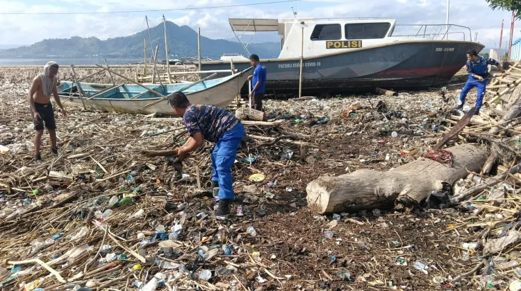 Jaga Kelestarian Laut, Satpolairud Polres Bima Bersihkan Sampah di Dermaga Bajo