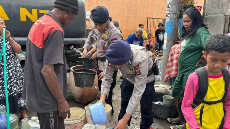 Sat Brimob Polda NTB Salurkan Bantuan Air Bersih untuk Warga  di Kota Bima
