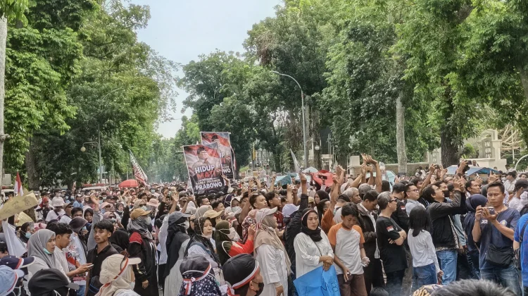 Ribuan Relawan MBG NTB Gelar Aksi Damai Minta Program MBG Dilanjutkan