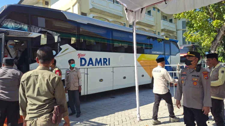 Polsek Ampenan Kawal Kepulangan Kloter Terakhir Jemaah Haji NTB 2026