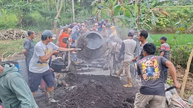 Gotong Royong Warga dan TNI Percepat Pembangunan Jembatan Armco di Aik Bual