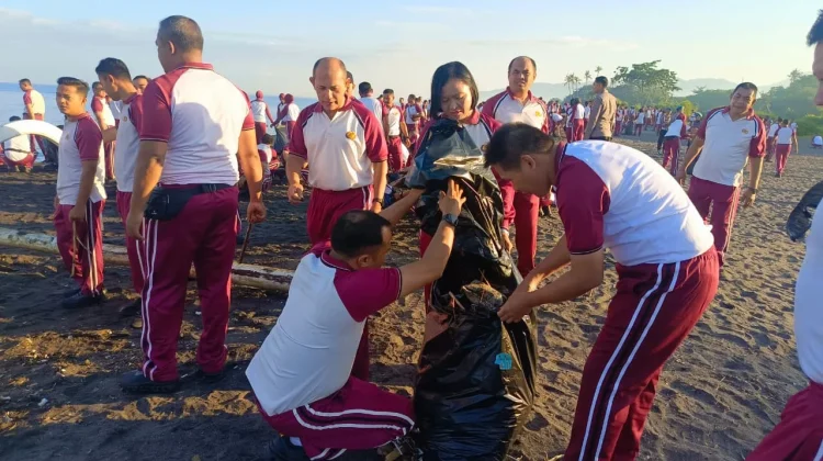 Jejak Kepedulian Pantai: Polisi dan Masyarakat Bersama Menjaga Pantai  Ampenan