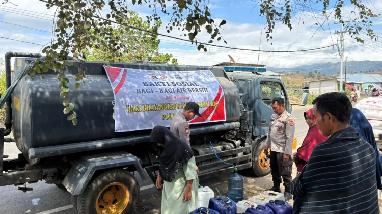 Krisis Air, Polres Bima Kabupaten Hadirkan 5.000 Liter Air Bersih